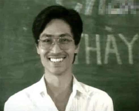 Trong tác phẩm truyền hình của đạo diễn Bùi Thạc Chuyên, diễn viên Quốc Tuấn vào vai Minh - thày giáo chủ nhiệm lớp 12A. Ngoài vẻ ngoài điển trai, thày Minh còn có tài làm thơ khiến đám nữ sinh cuối cấp xốn xang. Bản thân thày Minh, do phải sống với người vợ chua ngoa, thực dụng nên đã xiêu lòng trước tình cảm trong sáng của cô học trò lớp trưởng tên Hằng.