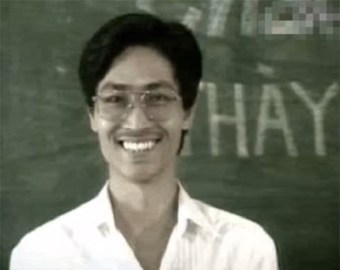 Trong tác phẩm truyền hình của đạo diễn Bùi Thạc Chuyên, diễn viên Quốc Tuấn vào vai Minh - thày giáo chủ nhiệm lớp 12A. Ngoài vẻ ngoài điển trai, thày Minh còn có tài làm thơ khiến đám nữ sinh cuối cấp xốn xang. Bản thân thày Minh, do phải sống với người vợ chua ngoa, thực dụng nên đã xiêu lòng trước tình cảm trong sáng của cô học trò lớp trưởng tên Hằng.