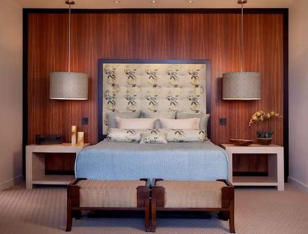 4. Phòng ngủ Là không gian nghỉ ngơi, phòng ngủ cần có ánh sáng ấm áp để mang đến cảm giác thư giãn. Những chiếc đèn bàn có ánh sáng dịu nhẹ được đặt trên bàn cạnh giường ngủ sẽ là lựa chọn phù hợp. Bên cạnh đó, bạn có thể cân nhắc thêm đèn cây hay đèn ngủ dạng gọn nhẹ tùy theo đặc điểm của căn phòng.