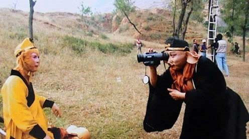 Những năm 1984-1986, đoàn làm phim Tây du ký thực hiện dự án phim dựa trên tiểu thuyết của Ngô Thừa Ân. "Năm đó, tôi và Mã Đức Hoa có rất nhiều duyên nợ. Cậu ấy là người biết tôi yêu người vợ hiện nay nhưng đã luôn ủng hộ ngầm, mặc lệnh cấm của đạo diễn", Lục Tiểu Linh Đồng chia sẻ. Tấm ảnh năm xưa khi Mã Đức Hoa chuyên nghiệp cầm máy ảnh chụp cho "sư huynh" luôn được ông cất giữ.