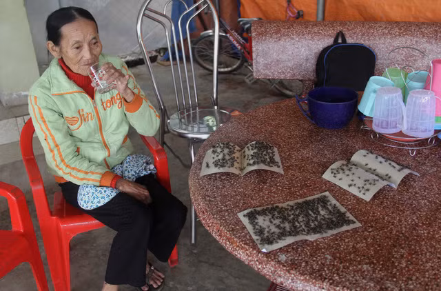 Dan cang man an com vi song gan nha may xu ly rac