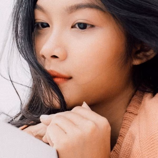 Cẩm Tú sở hữu nhiều nét giống mẹ trên gương mặt. Cô quan niệm: "Đối với Tú, gia đình là quan trọng nhất. Cái gì mình cũng có thể từ bỏ được nhưng gia đình thì không bao giờ". Ảnh: FBNV.