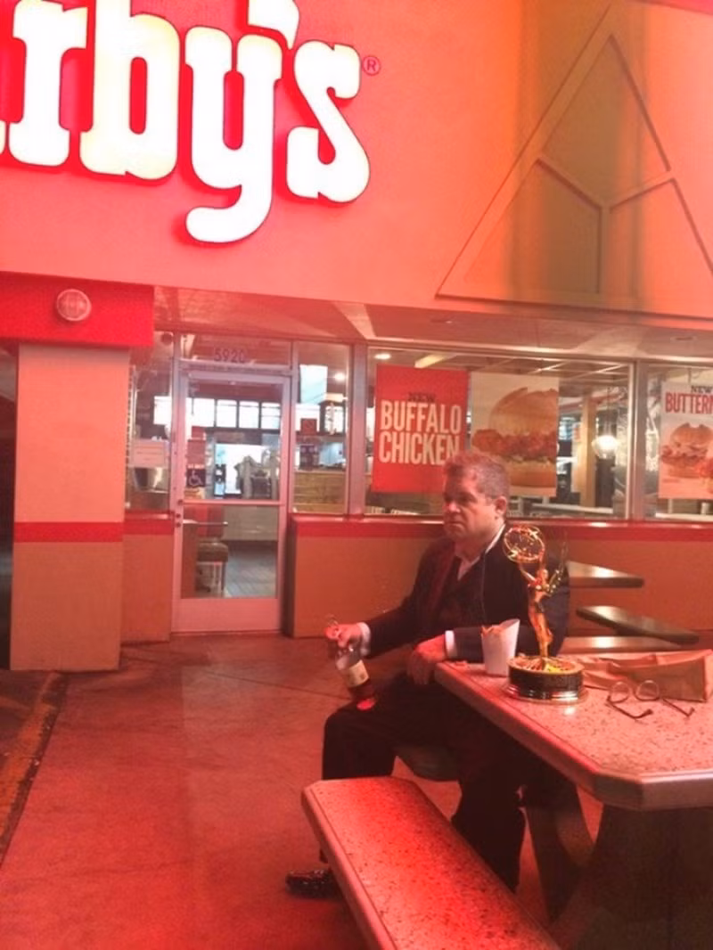 Diễn viên hài Patton Oswalt ăn mừng giải Emmy cùng người vợ đã qua đời cách đó vài tháng. Đây là một trong những bức ảnh xúc động khiến nhiều người phải rơi lệ.