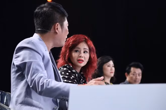 Trước sự ồn ào không kiểm soát của Lê Giang, Tấn Beo góp ý đàn em nên hạ thấp giọng khi nói chuyện với những đồng nghiệp thân tình. Tuy nhiên, nữ diễn viên hài càng cất cao giọng khiến MC Trấn Thành lo ngại.