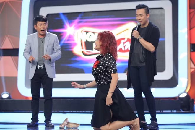 Tấn Beo cũng phụ họa theo đàn em thân thiết. Cả hai từng gắn bó với cải lương trước khi chuyển sang tấu hài. Cha Tấn Beo là nghệ sĩ cải lương Tấn Tài, người được mệnh danh "Ông hoàng đĩa nhựa".