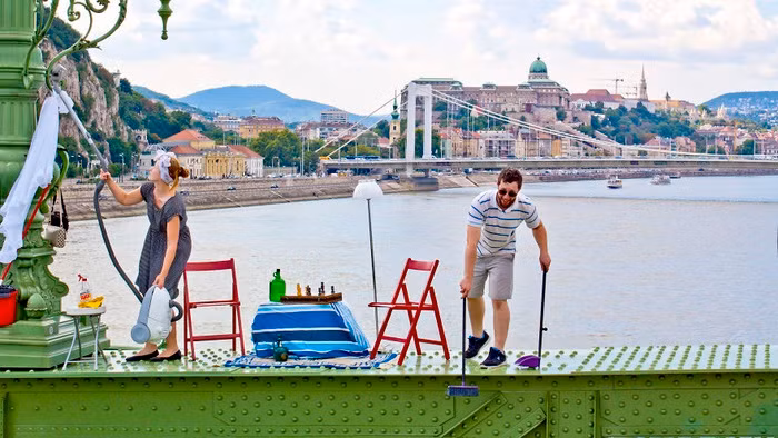 Khoảnh khắc thú vị của cặp đôi trong bộ ảnh.