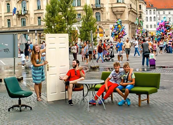 Tới Ljublana- Slovenia, họ đã mượn được một bộ ghế sopha và một chiếc bàn để cùng chụp ảnh với người đi đường.