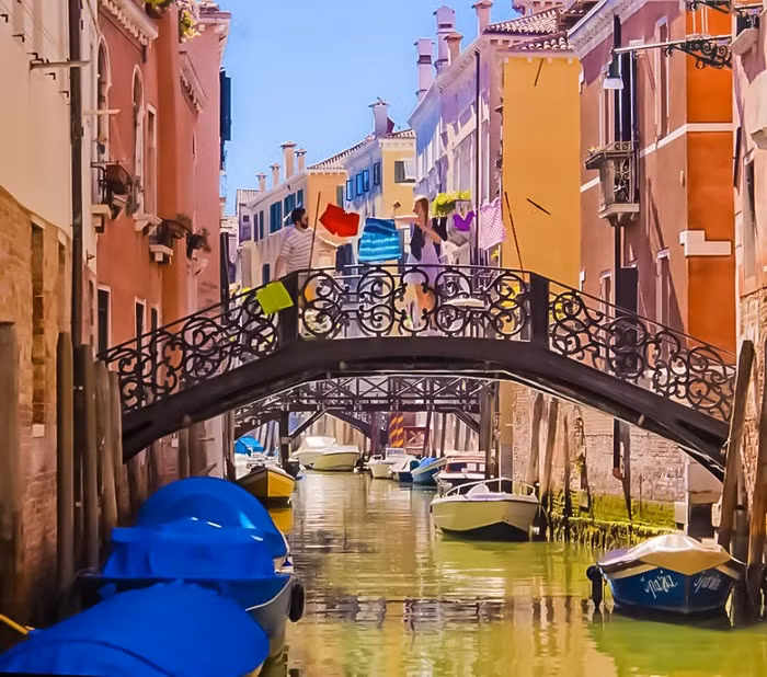 Cả hai vui vẻ với những bộ quần áo nhiều màu sắc treo trên cầu ở Venice- Ý.
