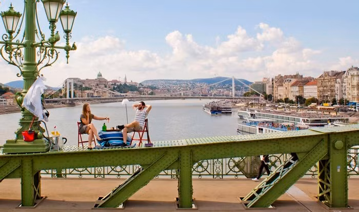 Mới đây, bộ ảnh đặc biệt được một cặp đôi chia sẻ trên trang Boredpanda khiến người xem thích thú. Cặp uyên ương đã rất vui mừng khi gặp được những người dân tốt bụng sẵn lòng cho họ mượn đồ đạc trong vài tiếng để tạo ra concept chụp ảnh tại những địa điểm họ đi qua từ Slovakia tới Ý, Hungary hay Pháp, Séc. Bộ ảnh được thực hiện với thông điệp: “Chúng ta ở đâu không quan trọng, quan trọng là chúng ta đang ở bên cạnh nhau". Cặp đôi cũng dự định sẽ tổ chức một triển lãm để trưng bày bộ ảnh tình yêu độc đáo của họ.