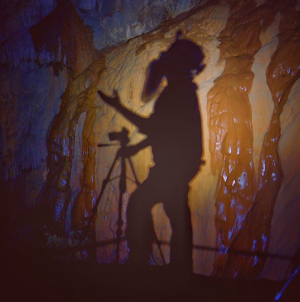 Những cột măng đá cao đến 80 m trong lòng hang Sơn Đoòng cũng được đánh giá là các cột thạch nhũ cao nhất mà các chuyên gia hang động trên thế giới bắt gặp. Từng vân đá như những tác phẩm điêu khắc kỳ thú của thiên nhiên khiến con người không khỏi choáng ngợp.