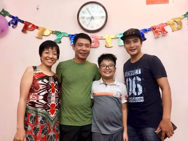 Cũng trong ngày sinh nhật con trai, Thảo Vân nghẹn ngào: "Con trai, con tròn 11 tuổi rồi, nhanh quá sức là nhanh thế sao? Giờ con sắp cao bằng mẹ và chẳng mấy nữa con sẽ cao hơn mẹ, mẹ thật sự mong thế, đừng có lùn nhé Tít béo. Con đang lớn từng ngày, từng giờ và trong mẹ đang có sự mâu thuẫn của hai cảm xúc. Một mặt thì mong con lớn nhanh, trưởng thành, vững chãi, nhưng một mặt thì lại cứ ước con đừng lớn vội, cứ nhỏ nhỏ thế này lâu lâu đã! Vì khi con còn nhỏ thế này mình được gần nhau nhiều hơn, con cần mẹ hơn, và cái chính là mẹ có thể 'xử lý' con dễ hơn, công nhận không.