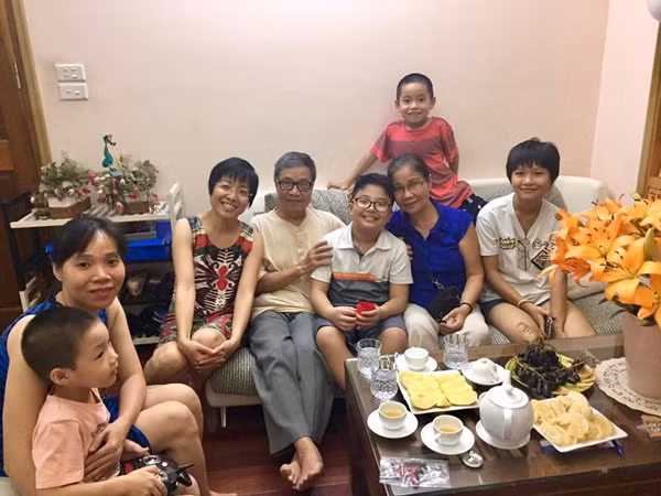 Đáng chú ý, trong những hình ảnh MC Thảo Vân chia sẻ, còn có sự xuất hiện của nghệ sĩ Công Lý. Không những thế, Thảo Vân, Công Lý và Cu Tít còn chụp chung bức ảnh ba người thân thiết. Đây là những hình ảnh hiếm hoi của nghệ sĩ Công Lý và Thảo Vân cùng đoàn tụ sau khi ly hôn.