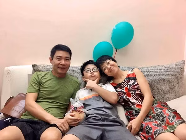 Mới đây, MC Thảo Vân đã chia sẻ những hình ảnh mới nhất mừng Cu Tít 11 tuổi. MC Thảo Vân chia sẻ: “Tối nay, là tối cả nhà dành cho con... Tuy ông bà, bố, chị Kiến đến khác giờ nhau, nhưng đều đến vì con. Ông bà mừng tuổi con, con bảo nhiều, nhất định chỉ xin ông 100 nghìn vì ông bà không có tiền, ông bà nói mãi con mới nhận. Tiễn ông bà xong, hai mẹ con quay lên nhà, nhìn con rớm nước mắt nói "Con nhớ ông bà" mà mẹ thấy ấm áp... Tối nay, chỉ là gia đình...Cả nhà chúc con sinh nhật vui vẻ”.