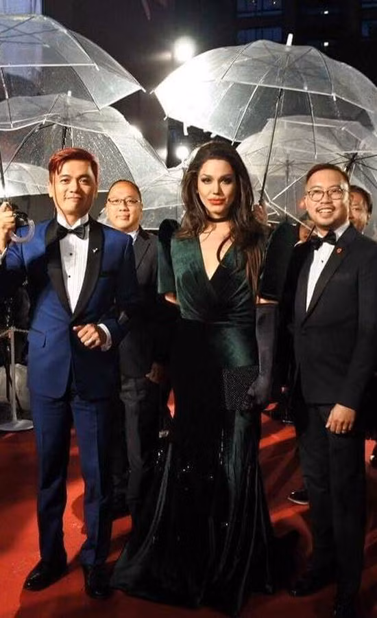 Hình ảnh Angelina Jolie trên thảm đỏ lễ khai mạc LHP Quốc tế Tokyo 2016.