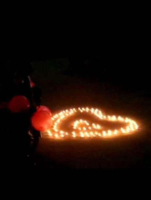 Vào tối 18/10, dưới chân tòa nhà kí túc xá nam của một trường đại học ở Thương Khâu, Hà Nam, một nữ sinh đã thắp nến thành hình trái tim để tỏ tình với người trong mộng.