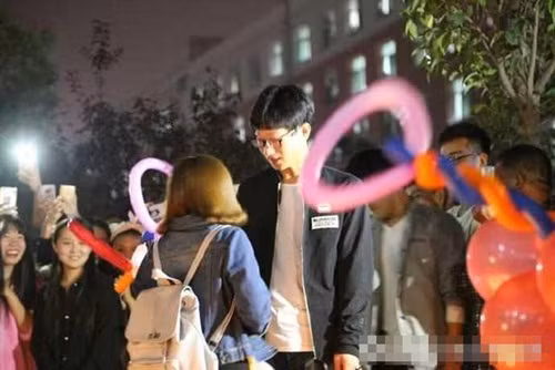  Màn tỏ tình dũng cảm của nữ sinh đã khiến nhiều sinh viên trong ký túc xá chú ý và kéo xuống cổ vũ nhiệt tình. Họ không ngừng kêu gọi chàng trai xuống dưới để có câu trả lời rõ ràng cho cô gái. Không ngờ rằng, khi chàng trai vừa xuống lầu, hai người đang đứng giữa đám đông ngượng ngùng nhìn nhau và mọi người phấn khích hò reo kêu gọi nam sinh đáp ứng lời tỏ tình của nữ sinh thì trên tầng, một nam sinh giấu mặt đã vụng trộm hắt chậu nước đúng hình trái tim xếp bằng nến của cô gái, khiến toàn bộ số nến tắt ngấm, không gian tối đen, rơi vào trầm mặc. Sau giây phút ngạc nhiên tột độ, toàn bộ không khí lãng mạn biến mất, thay vào đó là những tràng cười không dứt xen lẫn tiếng mắng chửi kẻ giấu mặt đã cố ý làm hỏng màn tỏ tình.