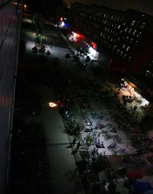 Gần đây, một vụ tỏ tình gây náo động tại một trường đại học ở Thương Khâu, Hà Nam, Trung Quốc đã thu hút được nhiều sự chú ý của dư luận. Đáng nói là màn tỏ tình không gây sốt vì hoành tráng với dàn siêu xe hay những món quà đắt đỏ, cũng không thu hút bằng sự lãng mạn để đời mà bởi có nhiều tình tiết kịch tính.