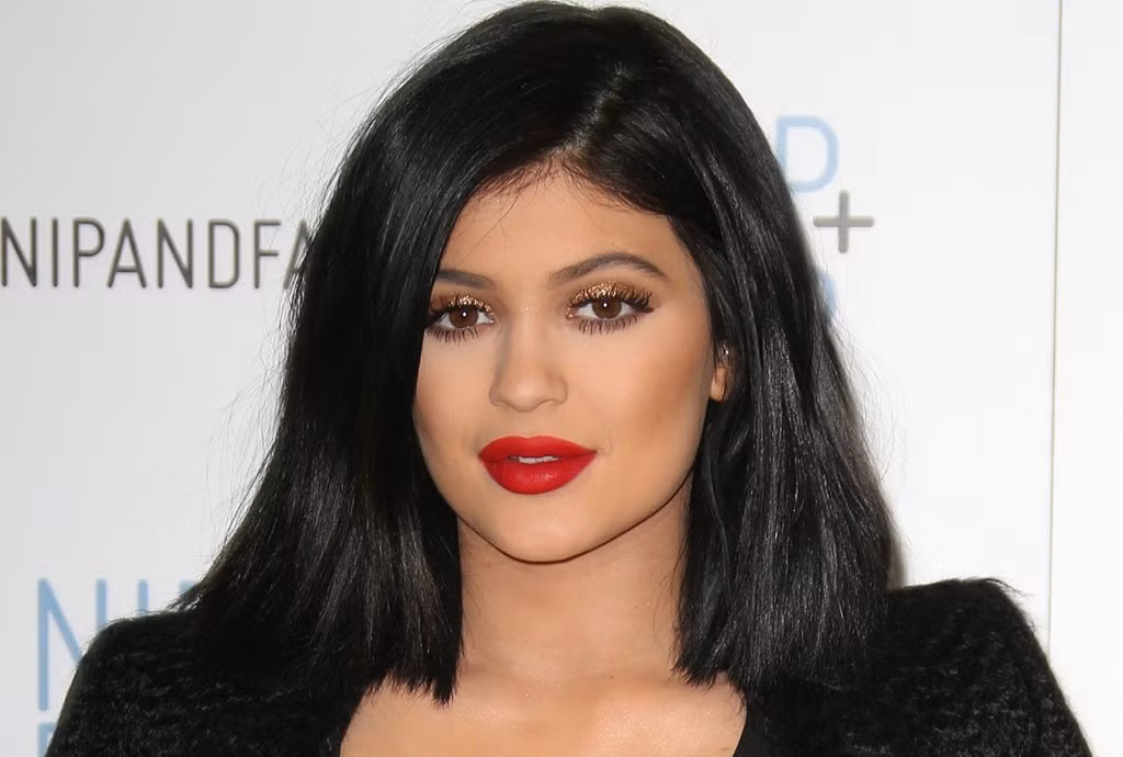 9. Kylie Jenner - thành viên trẻ nhất nhà Kardashian - là một trong những ngôi sao nhận nhiều like (thích) nhất trên các trang mạng xã hội. 9X luôn xuất hiện với gu thời trang nổi bật và không ngại trải nghiệm những xu hướng làm đẹp táo bạo. Kylie bị đánh giá là có ảnh hưởng không tốt đến giới trẻ thế giới. Tuy nhiên, điều đó lại giúp cô gái 19 tuổi thành công với hai nhãn hiệu mỹ phẩm của riêng mình là Kylie Lip Kit và KyShadow. Ảnh: USA Today.