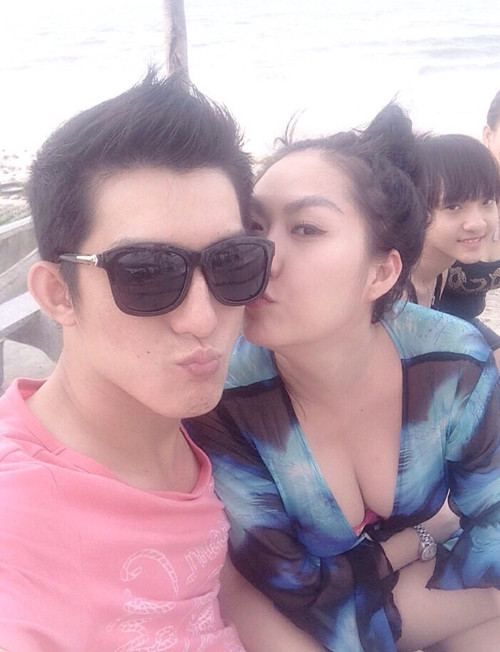 Phi Thanh Vân – Bảo Duy Một trong những cặp “phi công trẻ lái máy bay bà già” khiến dư luận không ít lần “dậy sóng”, nhiều tai tiếng phải kể đến cặp đôi Phi Thanh Vân và Bảo Duy. Chàng “phi công” của người đẹp “dao kéo” sinh năm 1984, kém cô 2 tuổi, đã từng có vợ và 2 con. Với cộng đồng mạng mà nói Bảo Duy không phải là cái tên quá xa lạ khi nhiều lần làm “náo loạn” bởi tính “liều mạng” và có phần hung hăng của anh chàng. Một trong những chứng minh cho thấy sự hung hăng của Bảo Duy phải kể đến đó là lần chứng minh tình yêu với vợ, Duy sẵn sàng chặt ngón tay út…