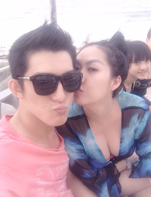 Phi Thanh Vân – Bảo Duy Một trong những cặp “phi công trẻ lái máy bay bà già” khiến dư luận không ít lần “dậy sóng”, nhiều tai tiếng phải kể đến cặp đôi Phi Thanh Vân và Bảo Duy. Chàng “phi công” của người đẹp “dao kéo” sinh năm 1984, kém cô 2 tuổi, đã từng có vợ và 2 con. Với cộng đồng mạng mà nói Bảo Duy không phải là cái tên quá xa lạ khi nhiều lần làm “náo loạn” bởi tính “liều mạng” và có phần hung hăng của anh chàng. Một trong những chứng minh cho thấy sự hung hăng của Bảo Duy phải kể đến đó là lần chứng minh tình yêu với vợ, Duy sẵn sàng chặt ngón tay út…