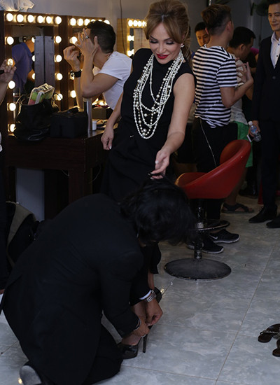 Không chịu bỏ cuộc, anh chàng dành cả tấm lòng, luôn quan tâm chăm sóc cô tận tình khiến trái tim Thanh Hà bị chinh phục. "May mắn là anh ấy không phải là người hời hợt, tính rất đằm và chững chạc, nên ở ngoài đời trông anh không trẻ hơn tôi quá” - Thanh Hà tâm sự.