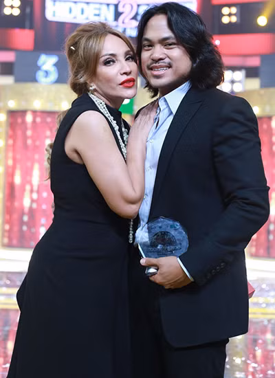 Roland –Thanh Hà Gần 11 năm quen biết và hơn 8 năm yêu nhau, quãng thời gian này, Roland Casiquin đã quyết định cầu hôn Thanh Hà đến 2 lần. Tuy nhiên, cả 2 lần anh đều thất bại trước người đẹp hơn 11 tuổi.