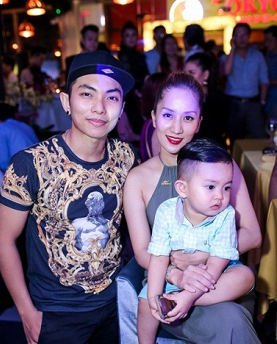 Khánh Thi – Phan Hiển Gắn bó với nhau được hơn 10 năm nhưng cuối cùng cuộc tình giữa Khánh Thi và Chí Anh vẫn không có một cái kết đẹp. Cộng đồng mạng bất ngờ khi sau đó “nữ hoàng dancesport” công khai mối quan hệ với Phan Hiển (sinh năm 1993) – học trò kém Khánh Thi 12 tuổi. Chuyện tình của cặp đôi showbiz Việt Khánh Thi - Phan Hiển ngay sau đó trở thành tâm bão, bị dân cư mạng đưa ra mổ xẻ, người tán thành, kẻ chê bai.