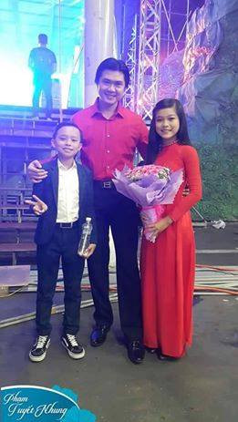 Khi đi biểu diễn tại các sự kiện, Hồ Văn Cường thường mặc vest. Trông cậu bé chững trạc và cao lớn hơn khi dự thi Vietnam Idol Kids.