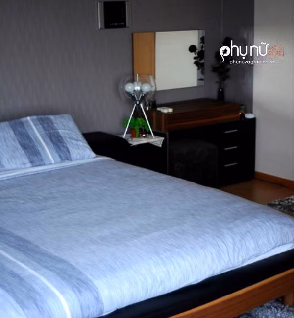 Căn hộ với 3 phòng ngủ, trong đó anh tận dụng 1 phòng để làm nơi thư giãn, làm việc. Không gian sử dụng gam màu chủ đạo là đen – trắng, được thiết kế đơn giản và mang đậm dấu ấn cá nhân.