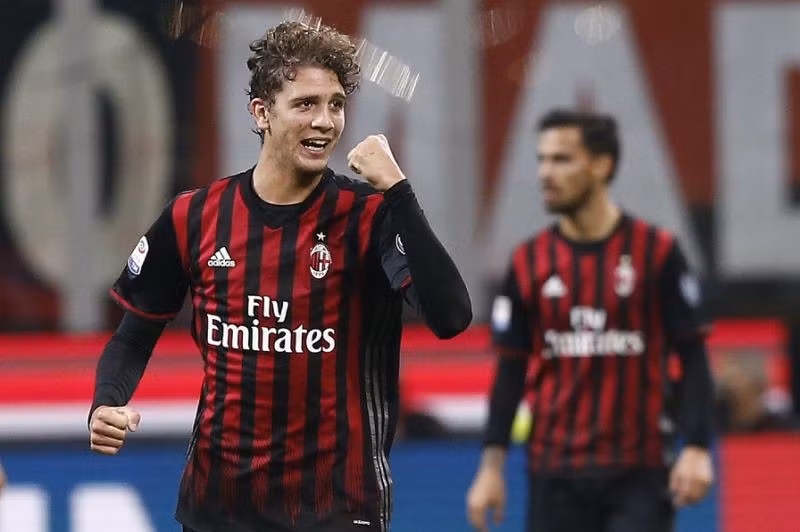 Manuel Locatelli (Italy): Cuối tuần qua, tài năng sinh ngày 8/1/1998 bắn cú đại bác cháy lưới Buffon, giúp AC Milan đánh bại Juventus ở Serie A. Hồi đầu tháng 10 là 1 siêu phẩm khác vào lưới Sassuolo. Hai bàn thắng đẹp được ghi chỉ bằng 2 cú sút trúng đích. Locatelli trưởng thành từ lò đào tạo AC Milan, là 1 trong 2 tài năng trẻ cực kỳ sáng giá của Rossoneri, bên cạnh thủ thành sinh năm 1999 Gigio Donnarumma.