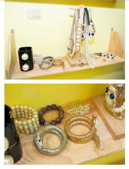 Những lọ nước hoa được cho là hàng hiệu, túi xách, đặc biệt chiếc ô mà hot girl Linh Miu chia sẻ, cô mua tận Singapore với giá 20 triệu, đã được cư dân mạng chụp lại chiếc ô đúng y như thế với giá chỉ có 120.000 đồng. Nhìn bức ảnh so sánh đó, nhiều khán giả đã không nhịn được cười trước cách nghĩ ảo của cô nàng.