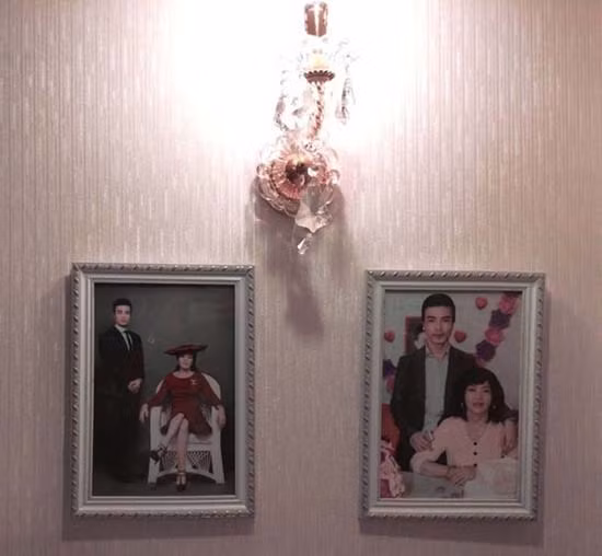 Không kém cạnh Linh Miu, Kenny Sang cũng đã không ngại ngần "vẽ" ra cho mình một cuộc sống khác hoàn toàn so với những thứ vốn có. Anh tự biến mình trở thành "đại thiếu gia có gia thế khủng" khi nói trên trang cá nhân của mình: Trên trang cá nhân của mình Kenny Sang viết: “Tôi sẵn sàng đập luôn Lamborghini nếu cần”, “SH không có cửa cho tôi bước lên”, “Ở Việt Nam không ai đẹp bằng tôi”, “Ai chứng minh được trên mặt tôi có phấn, tôi cho 10 tỷ”, “Tôi hay dùng thắt lưng của Hermes, đồng hồ Rolex, nước hoa từ các thương hiệu lớn trên thế giới“, “10 tỷ chỉ đáng vài cái túi của mẹ tôi”…