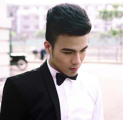 Với tài chém gió và sống ảo, Kenny Sang khiến cuộc sống của một bước lên tiên, trong khi thực tế, ai cũng biết cuộc sống thật của Kenny Sang là anh chàng đnag phải sống trong căn phòng đi thuê hết sức bình thường. Bố của Kenny Sang là người lao động bình thường như bao người khác.