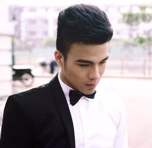 Với tài chém gió và sống ảo, Kenny Sang khiến cuộc sống của một bước lên tiên, trong khi thực tế, ai cũng biết cuộc sống thật của Kenny Sang là anh chàng đnag phải sống trong căn phòng đi thuê hết sức bình thường. Bố của Kenny Sang là người lao động bình thường như bao người khác.