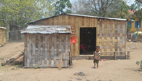 Một trong những mái nhà lụp xụp của con già làng Chammalé Âu. Ảnh: Ngô Bình.