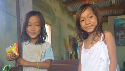 Cháu của ông Ka Tơ Toàn không được đến trường, chơi quanh quẩn ở nhà ngoại.