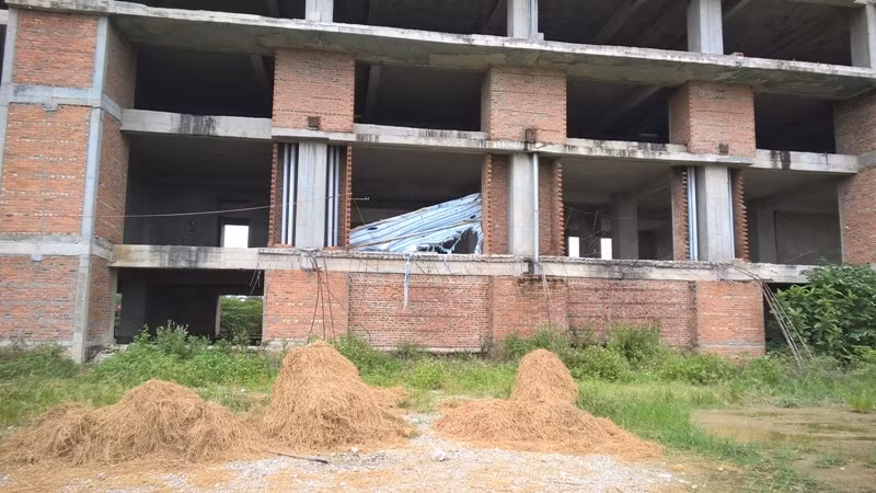 Cận cảnh bên trong công trình trăm tỷ bỏ hoang chòi sắt nằm phơi sương, phơi nắng nhiều năm nay. (Ảnh: Phong Trần)