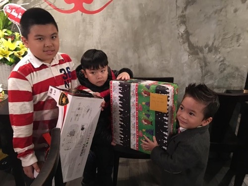 Bé Jacky được mẹ nuôi Thanh Thảo tổ chức sinh nhật muộn.