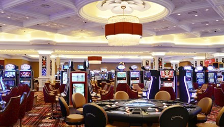 Casino, ca do: Cho nghi dinh, tien chay qua bien gioi