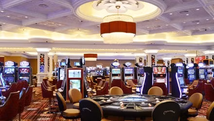 Casino, ca do: Cho nghi dinh, tien chay qua bien gioi