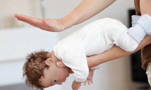 Sai lam nguy hiem cha me hay mac khi con hoc di vat