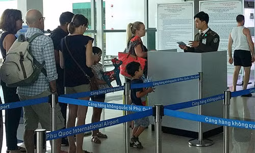 Dung ve may bay cua nguoi khac, bi phat chay tui