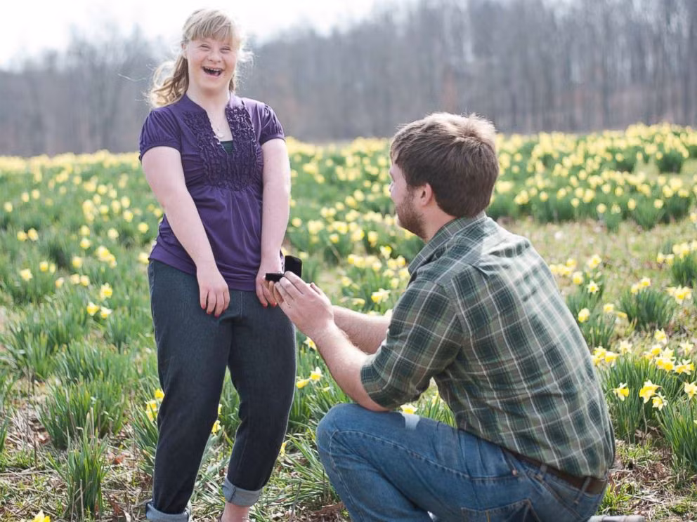 Chang trai cau hon ca hai chi em ruot va li do bat ngo phia sau-Hinh-2