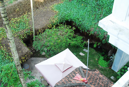 Mái ngói cong cong được tự anh Khoa thiết kế không đụng hàng với bất cứ đâu. Nhìn từ trên cao, khu vườn rộng rãi trông xanh mướt với các loại cây leo, cây bụi, cây thế,v.v.