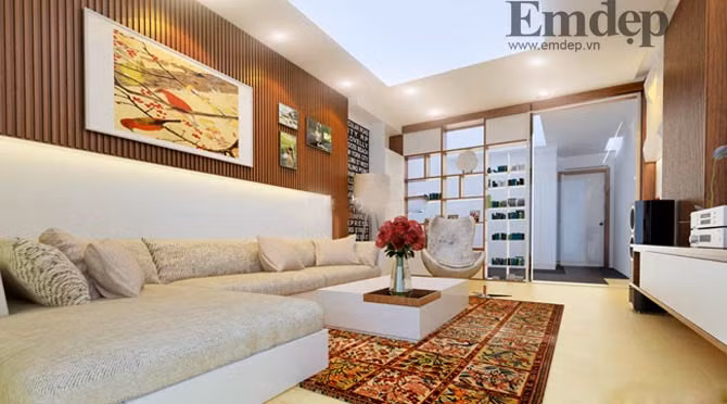 Phòng khách Không gian tiếp khách được KTS thiết kế hiện đại, sang trọng với gam màu trắng chủ đạo. Trên nền sơn trắng là bộ sofa màu kem trang nhã. Để tạo điểm nhấn cho phòng khách, KTS sử dụng những thanh gỗ xếp dọc trang trí cho mảng tường phía sau sofa. Không chỉ vậy, còn có một khoảng tường đen chữ trắng vô cùng nổi bật và ấn tượng. Tấm thảm họa tiết cũng tô điểm giúp không gian thêm sinh động, tràn đầy sức sống.