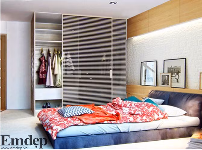 Phòng ngủ cho khách Phòng ngủ dành cho khách được thiết kế đơn giản với đồ nội thất cần thiết như giường, tủ. Đầu giường trang trí bằng khung tranh.