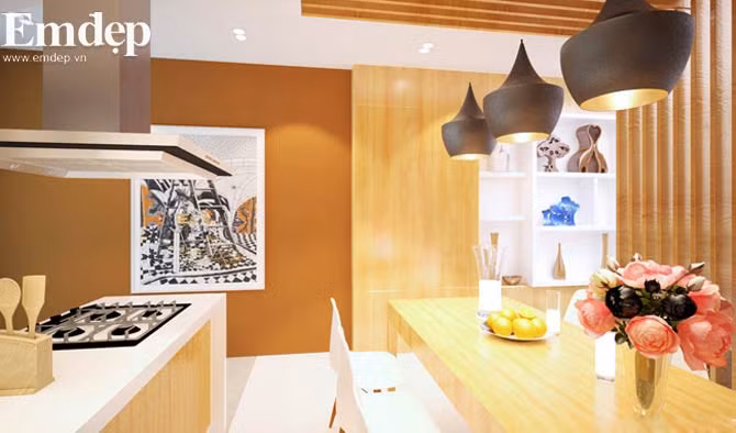 Phòng ăn và bếp nấu Bàn ăn và bếp nấu được đặt trong cùng một không gian. Để tận dụng diện tích, KTS bàn gỗ hình chữ nhật và ghế ăn thiết kế đơn giản. Tường xung quanh và trần đều sử dụng gỗ ốp đồng bộ với nội thất. Không chỉ vậy, những chiếc đèn gốm tỏa ánh sáng vàng giúp những bữa cơm gia đình thêm ấm cúng, gần gũi. Ngoài ra, trên tường phòng ăn còn gắn tivi để mọi người trong gia đình có thể cùng nhau theo dõi các chương trình truyền hình trong khi chờ đến bữa cơm.