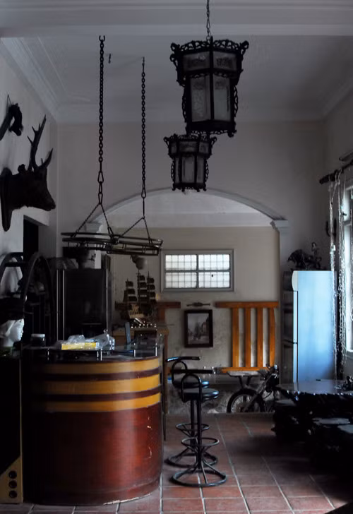 Vì chủ yếu dùng để nghỉ ngơi thư giãn và tiếp đón bạn bè nên trong nhà có rất nhiều bộ bàn ghế cũng như quầy bar.