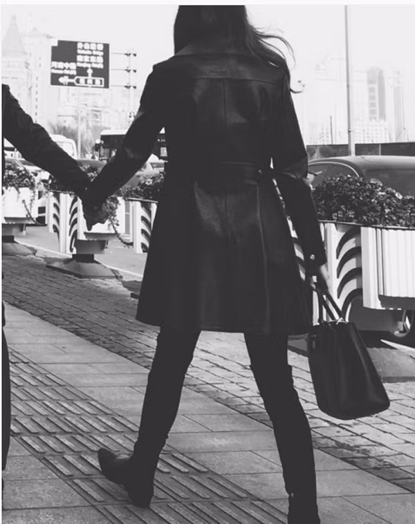 Hồ Ngọc Hà khoe ảnh nắm tay trên phố Thượng Hải. (Ảnh: Instagram)