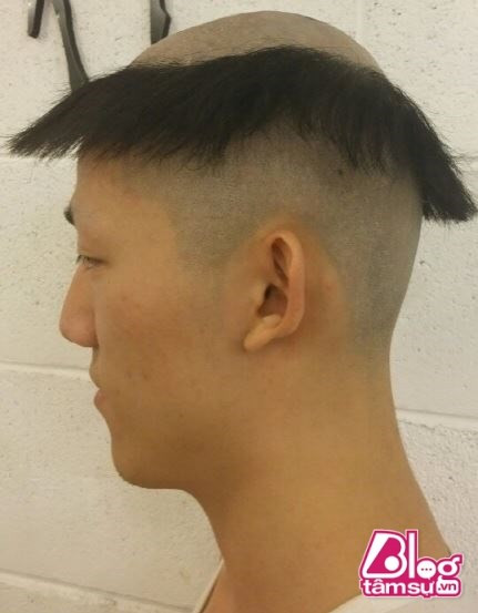 Chính xác đây là kiểu tóc "úp nồi cạo chọc chỏm".